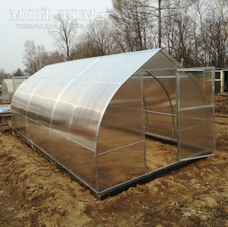 Теплица Дачница Остроконечная 6 метров с поликарбонатом | Мой-Дом27 | Каркас изготовлен из оцинкованной замкнутой трубы 30*20 мм.<br>
 Ширина - 3 метра. Высота - 2,2 метра. Длина 6 метров.&nbsp;<br>
 Выдерживаемая снеговая нагрузка - 80 кг/м2. Выдерживаемая ветровая нагрузка - до 15 м/с.&nbsp;<br>
 Расстояние между дугами 1 метр. Толщина металла 1&nbsp;мм.&nbsp;<b>Форма - капелька</b><br>